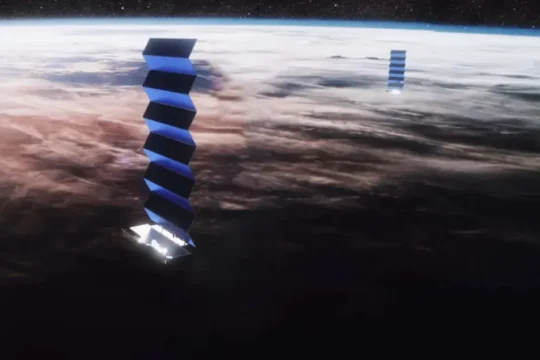SpaceX will lower Starlink satellites to reduce collision risk