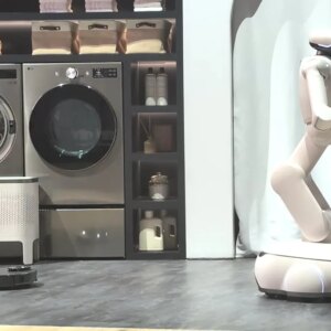 We Saw LG's Robot Butler Fold Laundry, Bake and Boss Around a Vacuum at CES